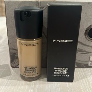 MAC Pro Longwear Foundation - Shade NW15
